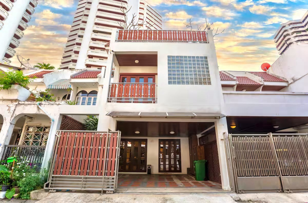 Townhouse for Sale and Rent Sukhumvit 39 Phrom Phong near BTS Phrom Phong 4 Bedroom 440 sqm close to EmQuartier Emporium Samitivej Hospital
