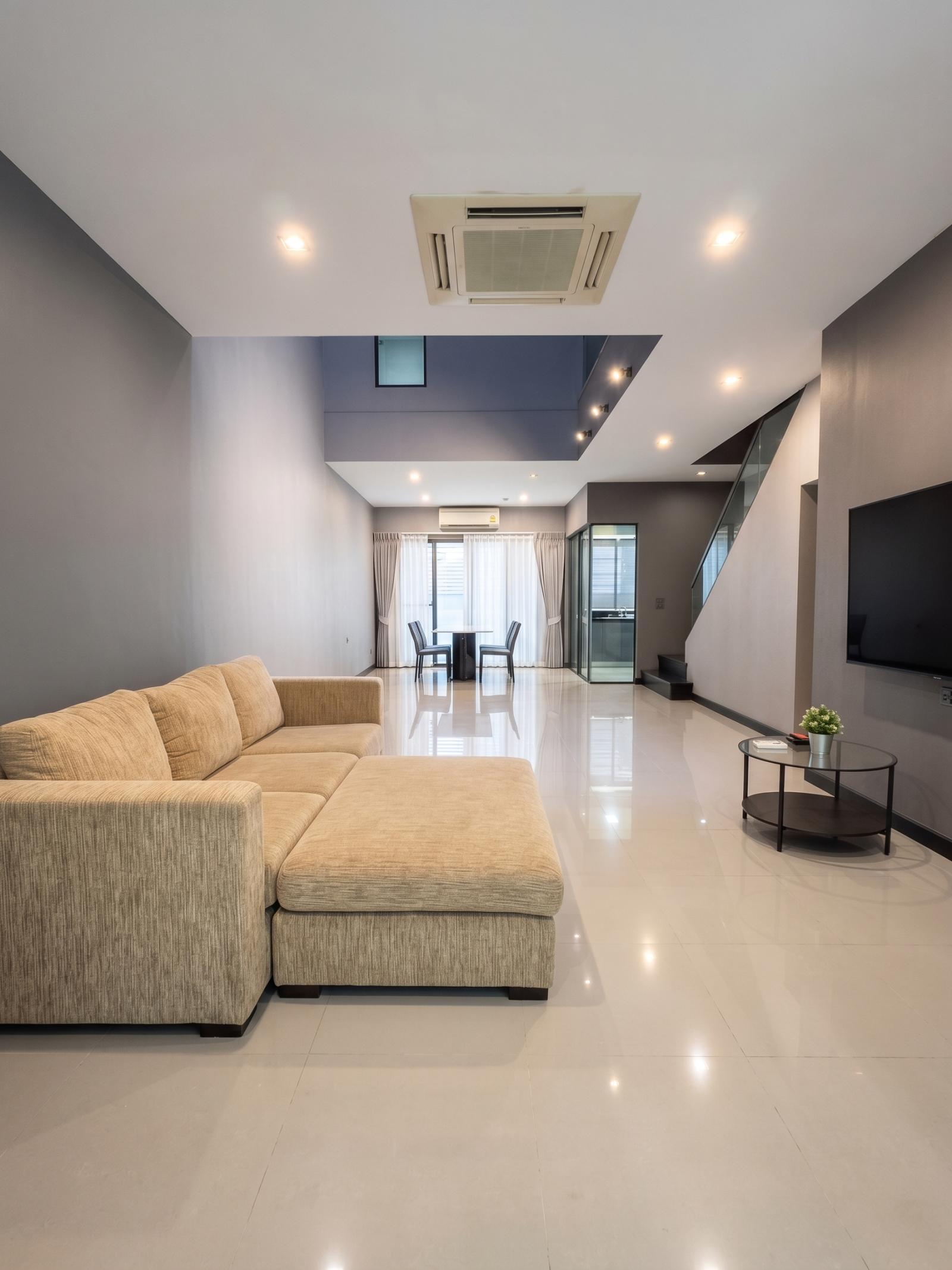 15/10/2026, บ้านหรู 3 ห้องนอน ย่านเอกมัย-รามอินทรา พร้อมเข้าอยู่ 
เช่า 75,000 บาท/เดือน หรือขาย 11.5 ล้าน ลงทุนคุ้ม กู้ได้สูง 0642748883