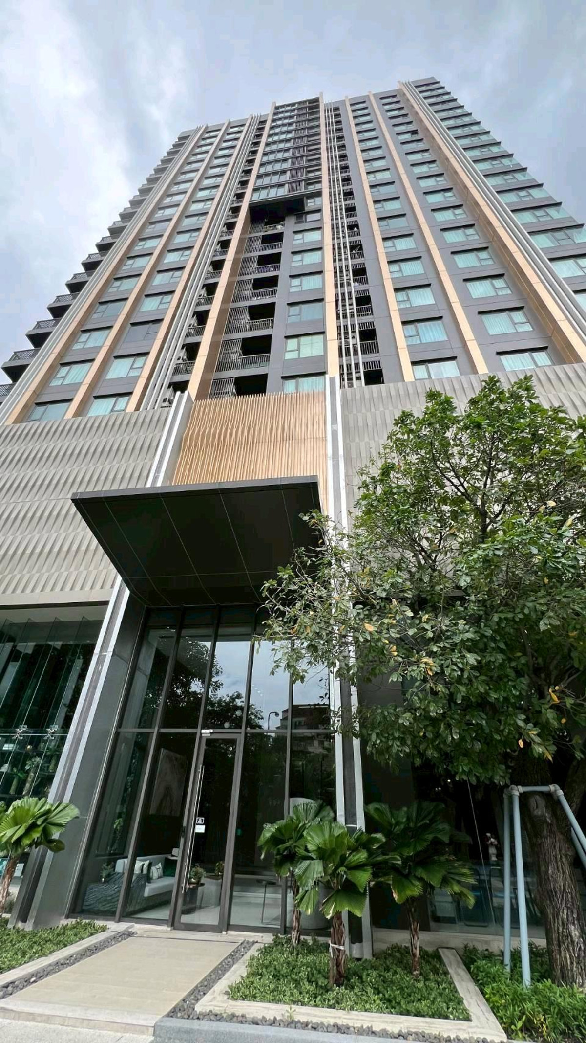 For sale: Life Sukhumvit 62, corner room, 5th floor.