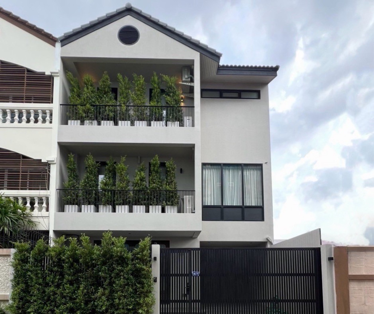Sell with tenant until 31 May 2027
4 Bedroom Renovated Townhouse for Sale and Rent near BTS Phra Khanong Sukhumvit Ekkamai Bangkok Ideal for Home Office and Investment