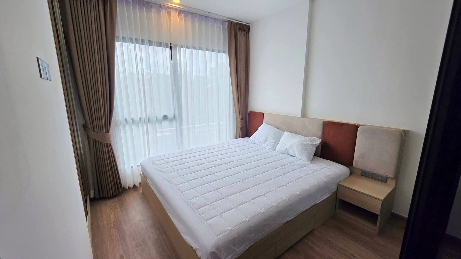 Condo for rent, Arize Charoen Muang, 2nd floor, size 29 sq m., outside view. Condo for rent, Arize Charoen Muang, 2nd floor, size 29 sq m., outside view.