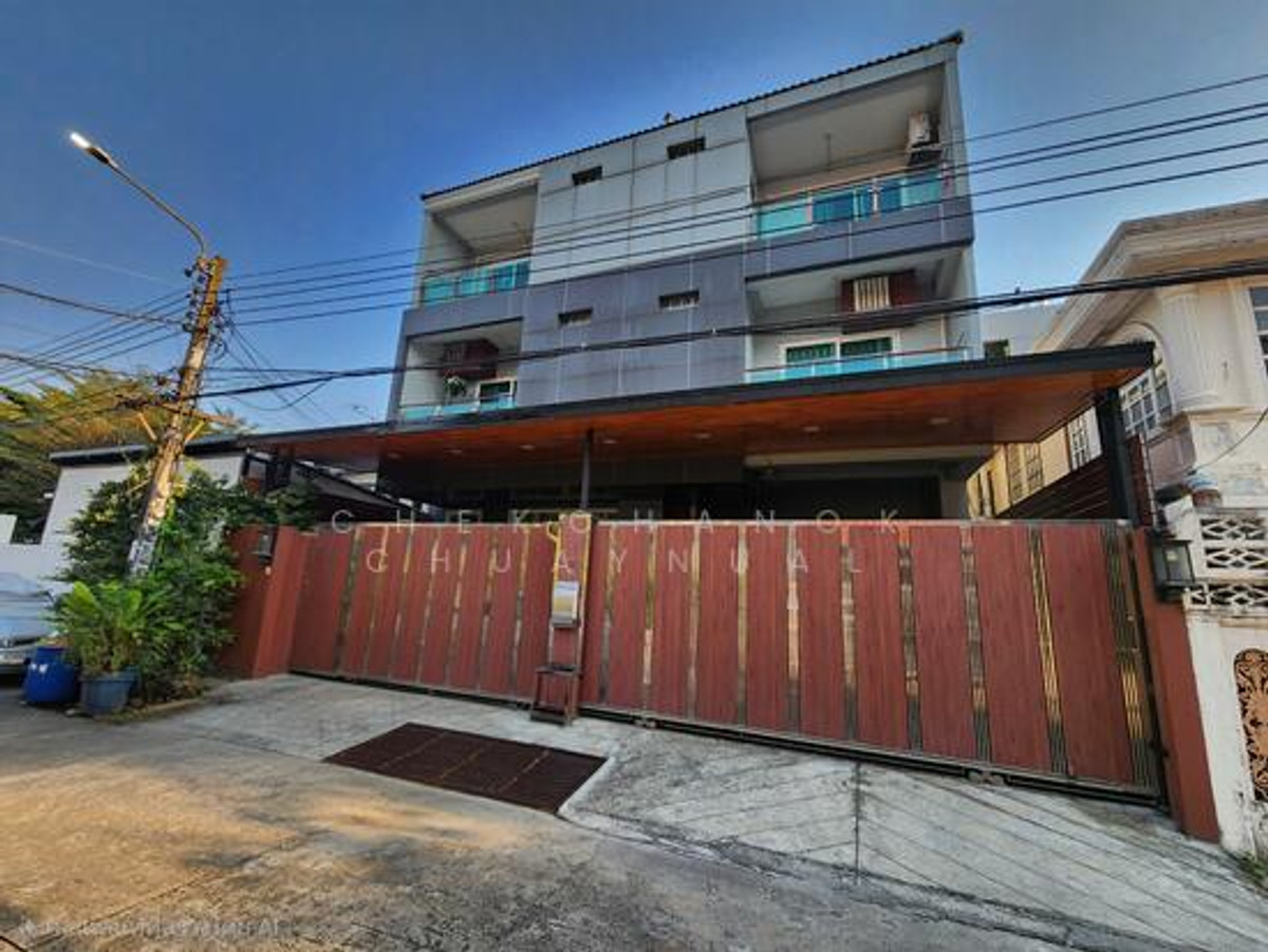 4-storey detached house, Rama 9 Soi 43, in the heart of the city, near The Nine department store, usable area 704 sq m., 6 bedrooms, has an adult bedroom, Roof Top, selling for only 24.9 million, urgent.