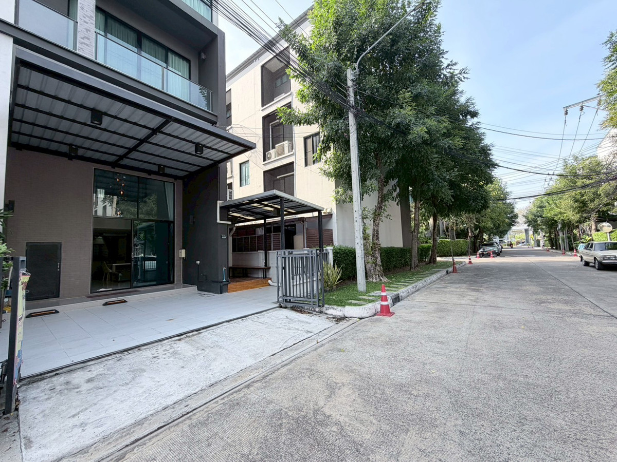 Very new..Urgent sale...below cost 6.5 million! Baan Klang Muang Vibhavadi 64 is ready to move in!