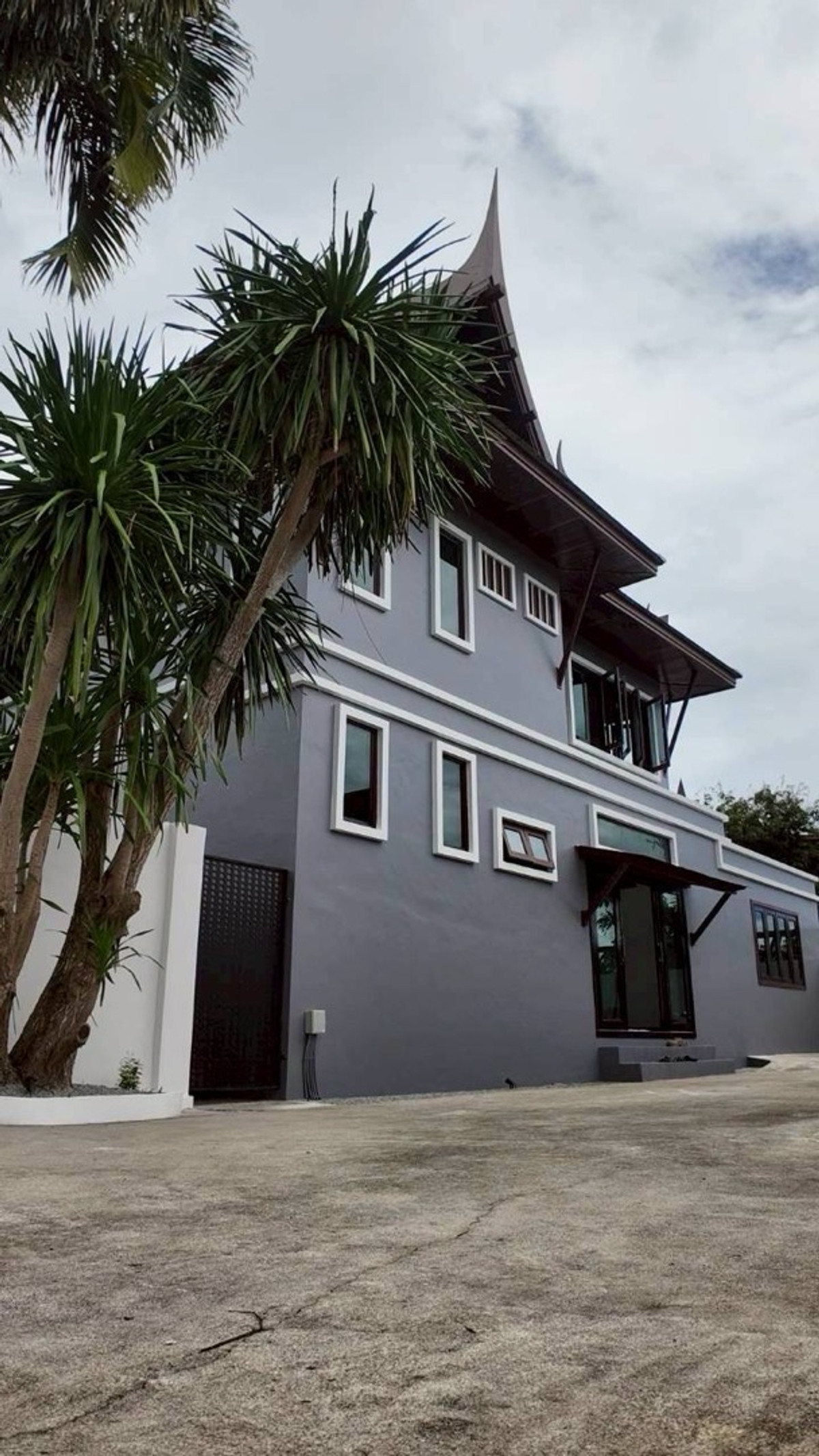 House for sale in Chalong area, near Robinson, international schools and the pier. House for sale in Chalong area, near Robinson, international schools and the pier.