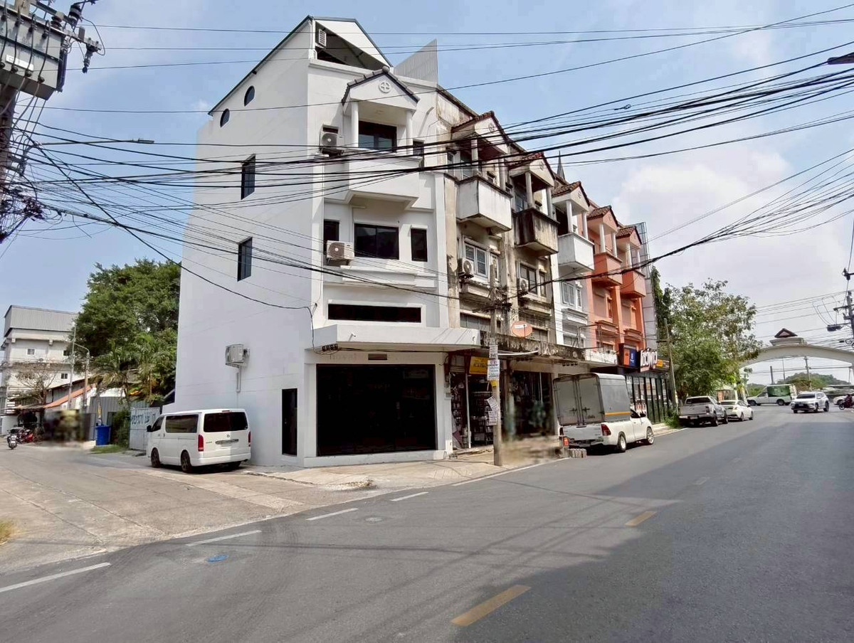 Urgent sale! Commercial building, 4 and a half floors, completely renovated. Bang Phli Niwet Village  With furniture (corner house) Bang Phli-King Kaew Suitable for living, an office or a chic cafe.