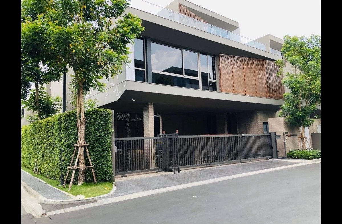 Luxury 3 Storey House for Sale Artale Phattanakarn Thonglor 450 sq.m with Private Penthouse 3.5 km to Thonglor Luxury 3 Storey House for Sale Artale Phattanakarn Thonglor 450 sq.m with Private Penthouse 3.5 km to Thonglor