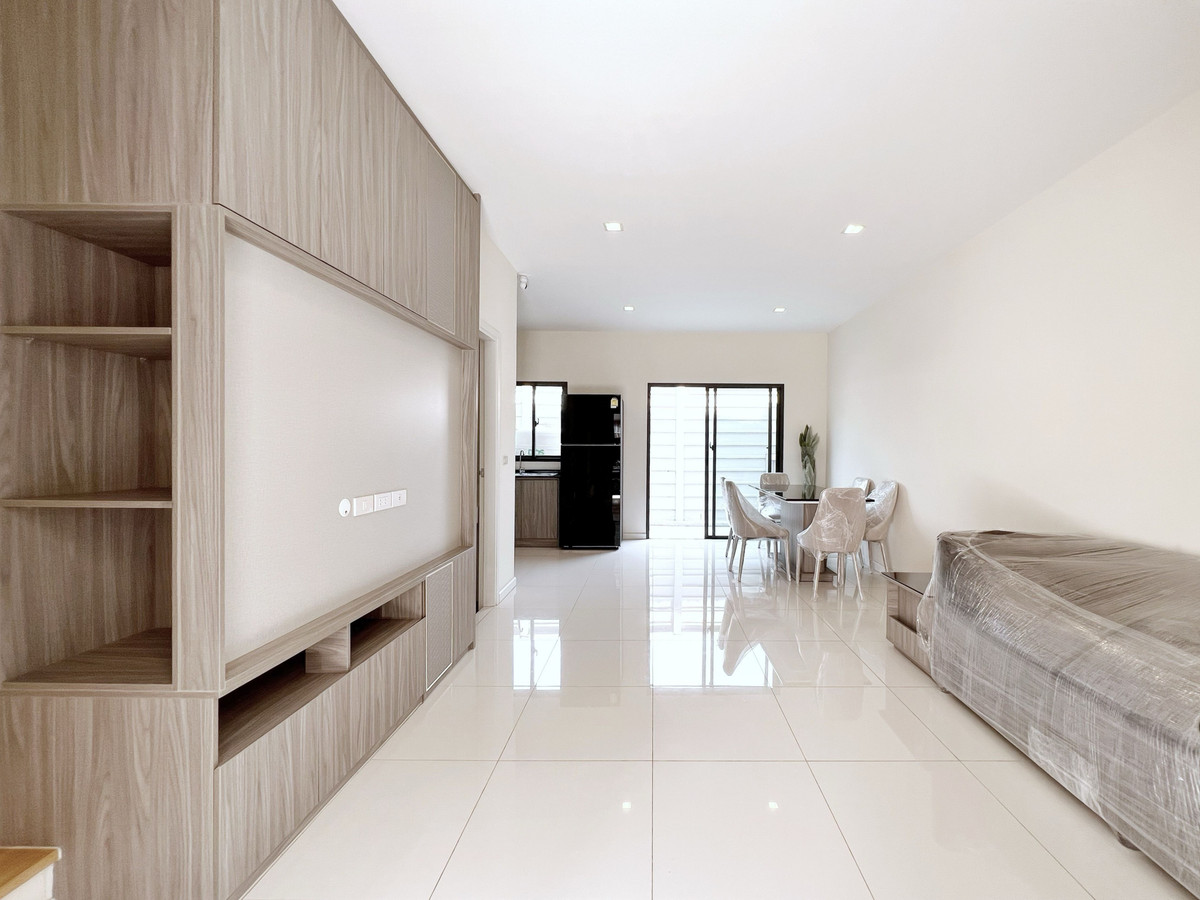 Premium 3-Story Townhome for Sale: EIGEN Pattanakarn – รูปที่ 3