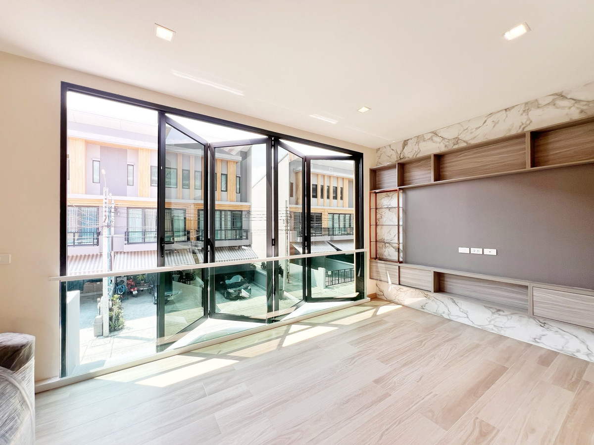 Premium 3-Story Townhome for Sale: EIGEN Pattanakarn – รูปที่ 2