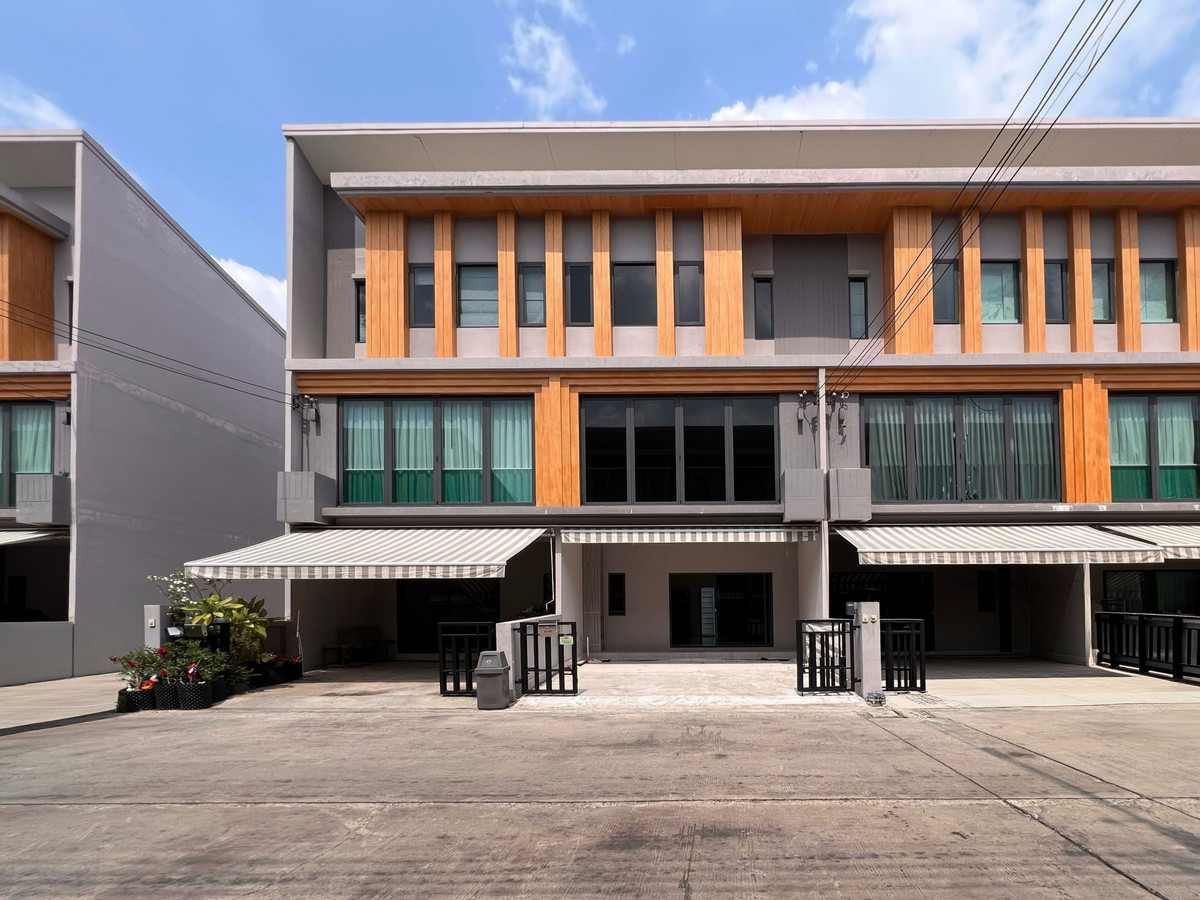 Premium 3-Story Townhome for Sale: EIGEN Pattanakarn