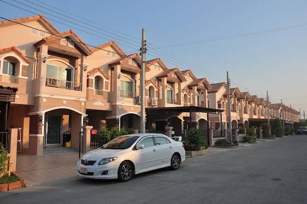 Baan 4bedroom townhouse in Soi Wat Lad Pladuk. Includes 2 air conditioners and a kitchen. Ready to move in. 