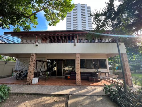 House for Rent Big Garden In Ekkamai Ideal for Spa Wellness Restaurant