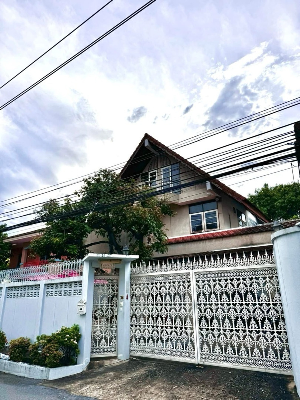 (HUB26-001) ขายบ้านเดี่ยว 3 ชั้น ซอยนราธิวาสราชนครินทร์ 18 มี 4 ห้องนอน 3 ห้องน้ำ  1 ห้องอเนกประสงค์ 1 ห้องนั่งเล่น มีโรงจอดรถ จอดได้ 3-4 คัน