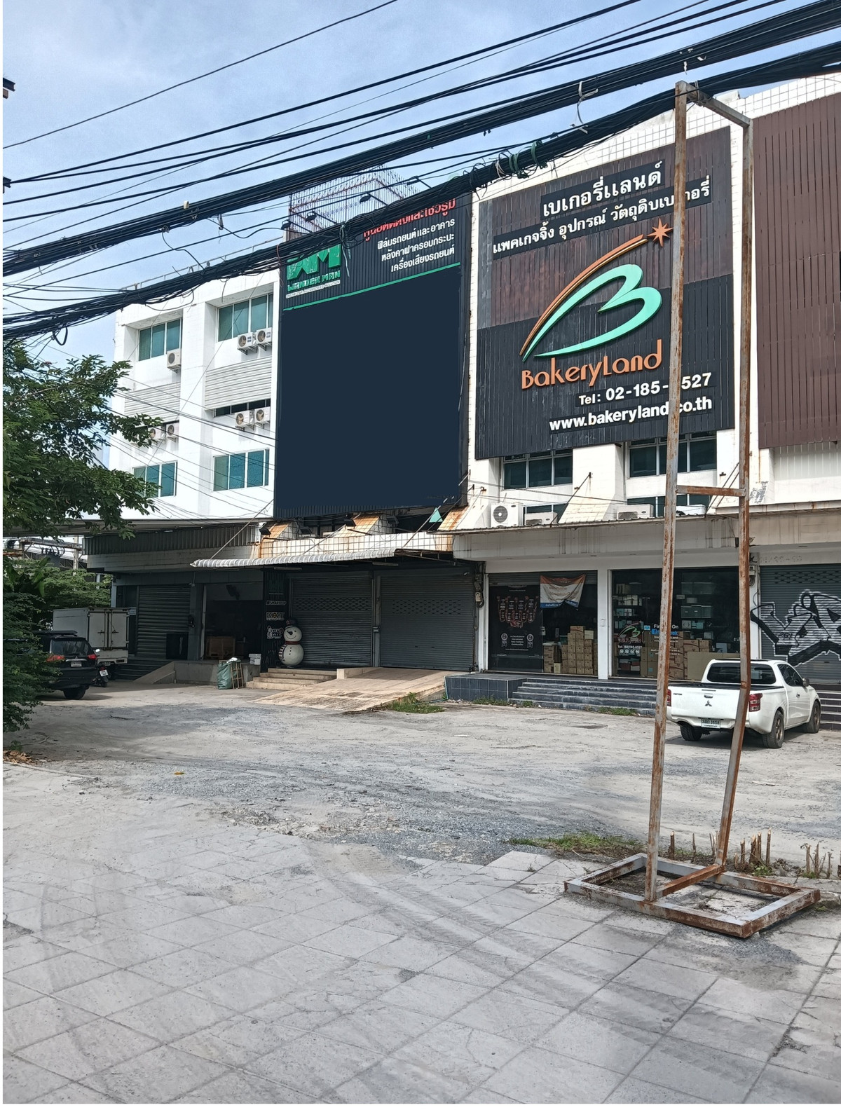 Commercial building for sale, 5 floors, with rooftop, 2 adjacent buildings, 86 sq m., next to Srinakarin main road. Commercial building for sale, 5 floors, with rooftop, 2 adjacent buildings, 86 sq m., next to Srinakarin main road.
