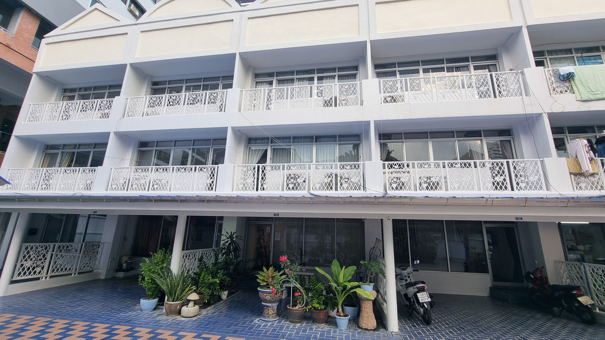 Townhouse for Rent – Phrom Phong Location 4 Bedrooms, 5 Bathrooms. Suitable for residential use in a quiet and peaceful environment with convenient access. Townhouse for Rent – Phrom Phong Location 4 Bedrooms, 5 Bathrooms. Suitable for residential use in a quiet and peaceful environment with convenient access.