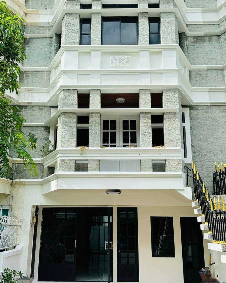 Townhome for rent, Moo Baan Chicha Castle, 350 sq m, 33 sq wa, near BTS Phrom Phong.