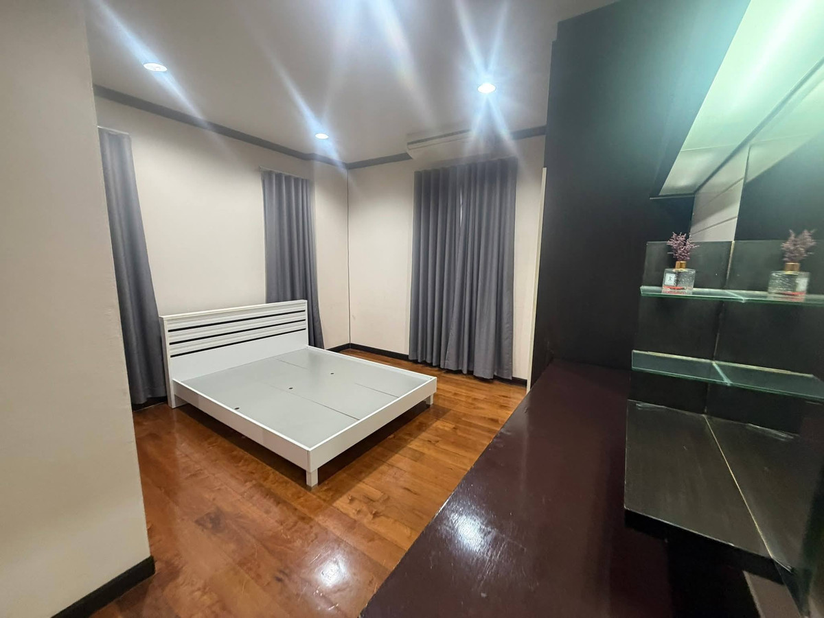 ให้เช่าบ้านเดี่ยวหลังใหญ่ ทำเลดีใกล้BTSเอกมัย แอร์เฟอร์นิเจอร์ครบ มี3ห้องนอน4ห้องน้ำ1ห้องแม่บ้านพร้อมห้องน้ำ ราคาเช่าเดือนละ85,000บาท/เดือน – รูปที่ 3