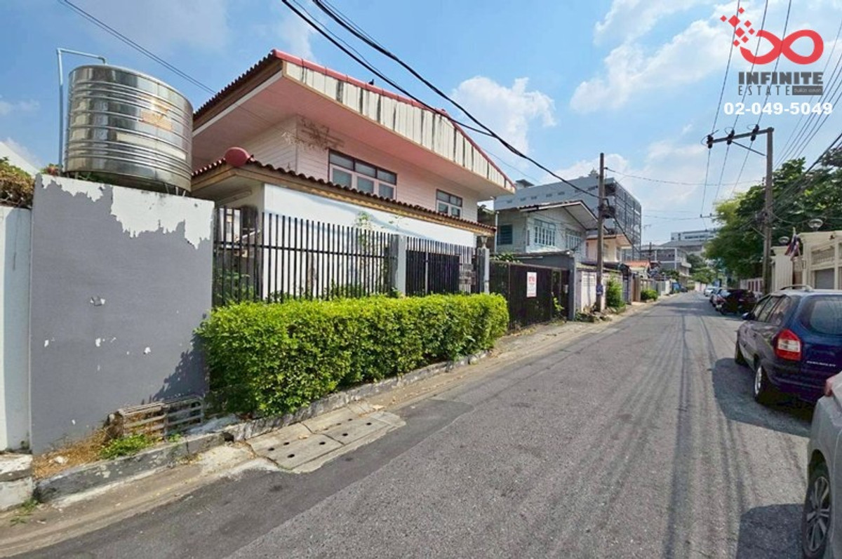 2-storey detached house for sale, 104 sq m, Charansanitwong 91, near MRT Bang O, with warehouse.