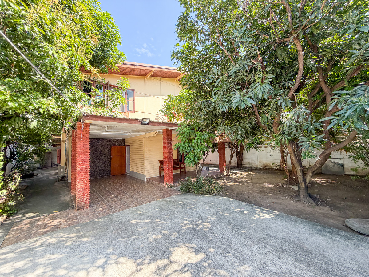 For Rent Unique old House in Ekkamai Soi 10 Ideal for business use 