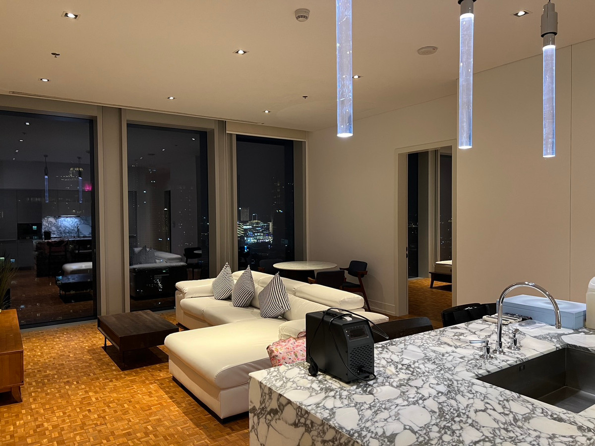 เรสซิเดนซ์ชั้น 33 วิวพระอาทิตย์ตก — High-Floor พรีเมียม 135 ตร.ม. ที่ The Ritz-Carlton MahaNakhon เรสซิเดนซ์ชั้น 33 วิวพระอาทิตย์ตก — High-Floor พรีเมียม 135 ตร.ม. ที่ The Ritz-Carlton MahaNakhon