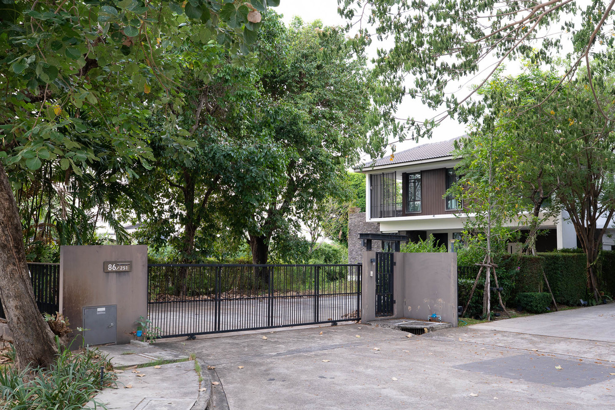 Single house Land & Houses, shady atmosphere, near On Nut, parking for 6 cars. Single house Land & Houses, shady atmosphere, near On Nut, parking for 6 cars.