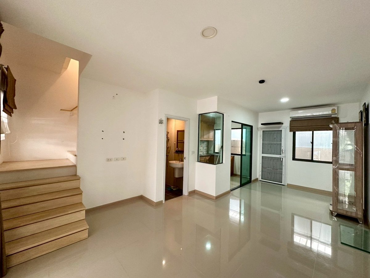 Golden minute, selling at a loss!! J GRAND Sathorn-Kanlapapruek, 3-story townhome, in front of the house wont hit anyone. Next to the main road, Kanlapaphruek. Convenient entry and exit to Sathorn, close to the MRT Blue Line, Lak Song Station, beautiful c – รูปที่ 4