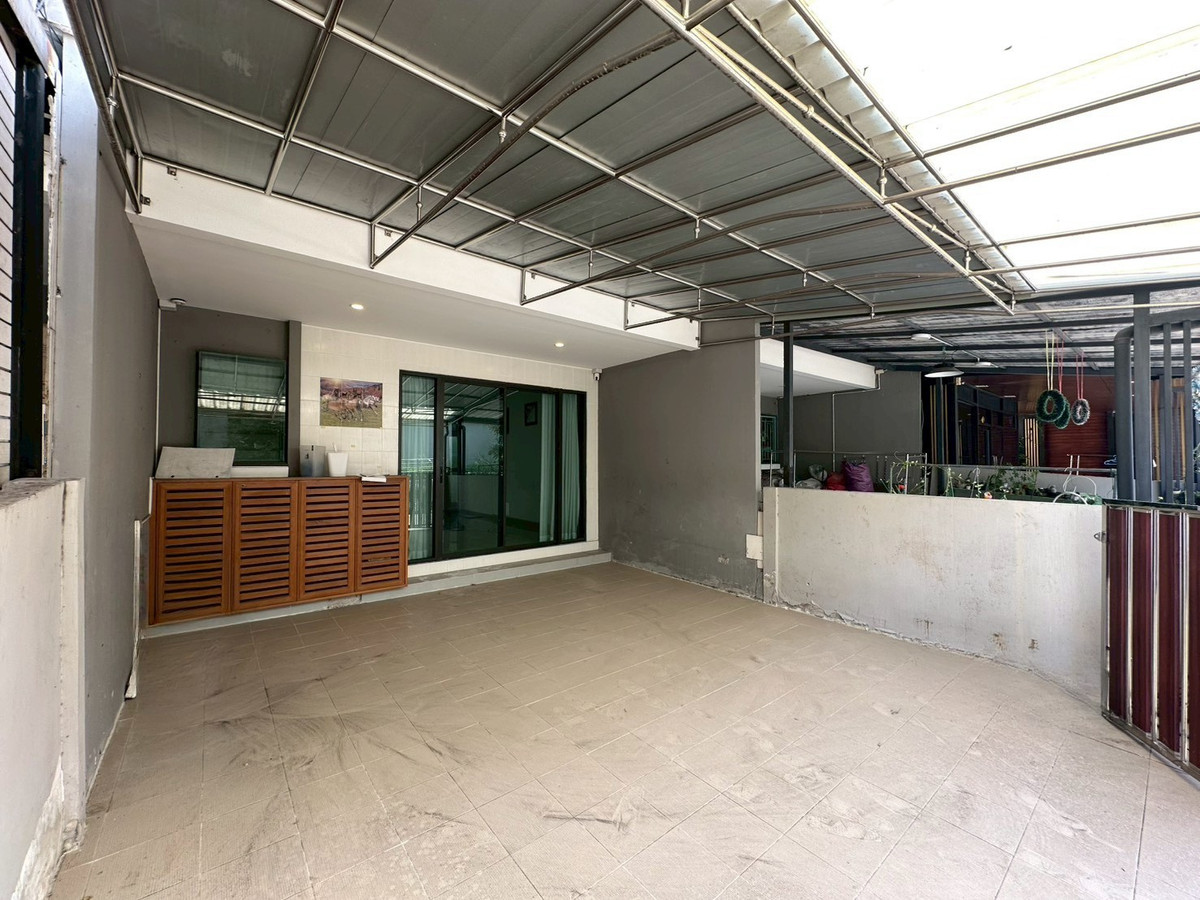 Golden minute, selling at a loss!! J GRAND Sathorn-Kanlapapruek, 3-story townhome, in front of the house wont hit anyone. Next to the main road, Kanlapaphruek. Convenient entry and exit to Sathorn, close to the MRT Blue Line, Lak Song Station, beautiful c – รูปที่ 2