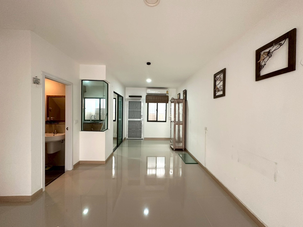 Golden minute, selling at a loss!! J GRAND Sathorn-Kanlapapruek, 3-story townhome, in front of the house wont hit anyone. Next to the main road, Kanlapaphruek. Convenient entry and exit to Sathorn, close to the MRT Blue Line, Lak Song Station, beautiful c – รูปที่ 3