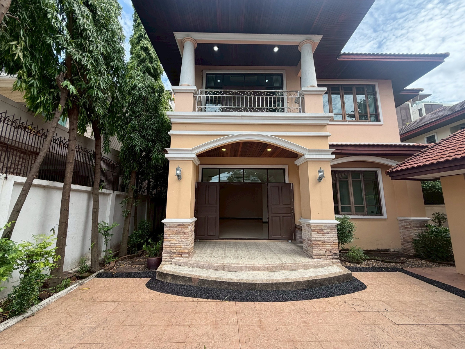Large house for rent, near Ekkamai, Thonglor, small animals allowed. In Soi Pridi Banomyong 25 Large house for rent, near Ekkamai, Thonglor, small animals allowed. In Soi Pridi Banomyong 25
