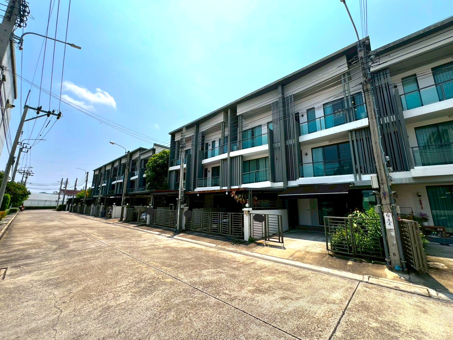 Townhome with a 5-meter wide frontage, located on Ratchaphruek Road, fully furnished as shown in the pictures.