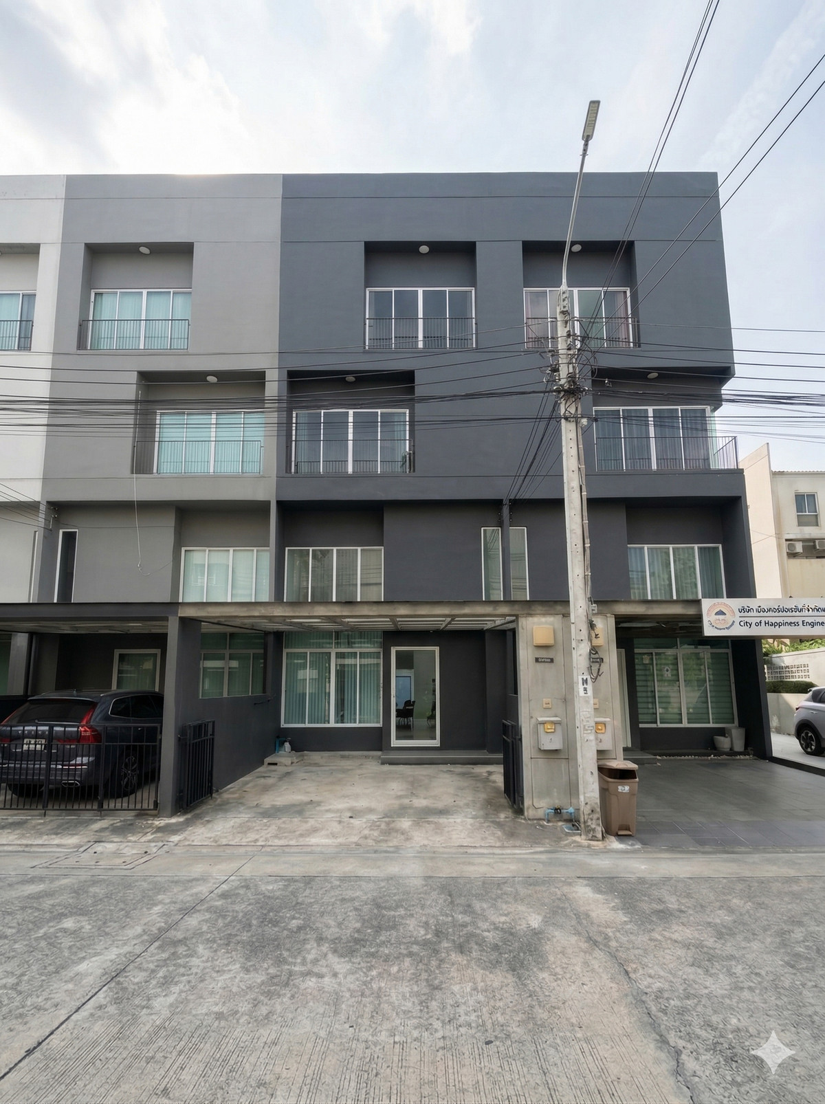 ขายทาวน์โฮม 3 ชั้นครึ่ง กำลังรีโนเวท ม.พาทิโอ แจ้งวัฒนะ-เมืองทอง ทำเลดี เดินไปอิมแพคได้