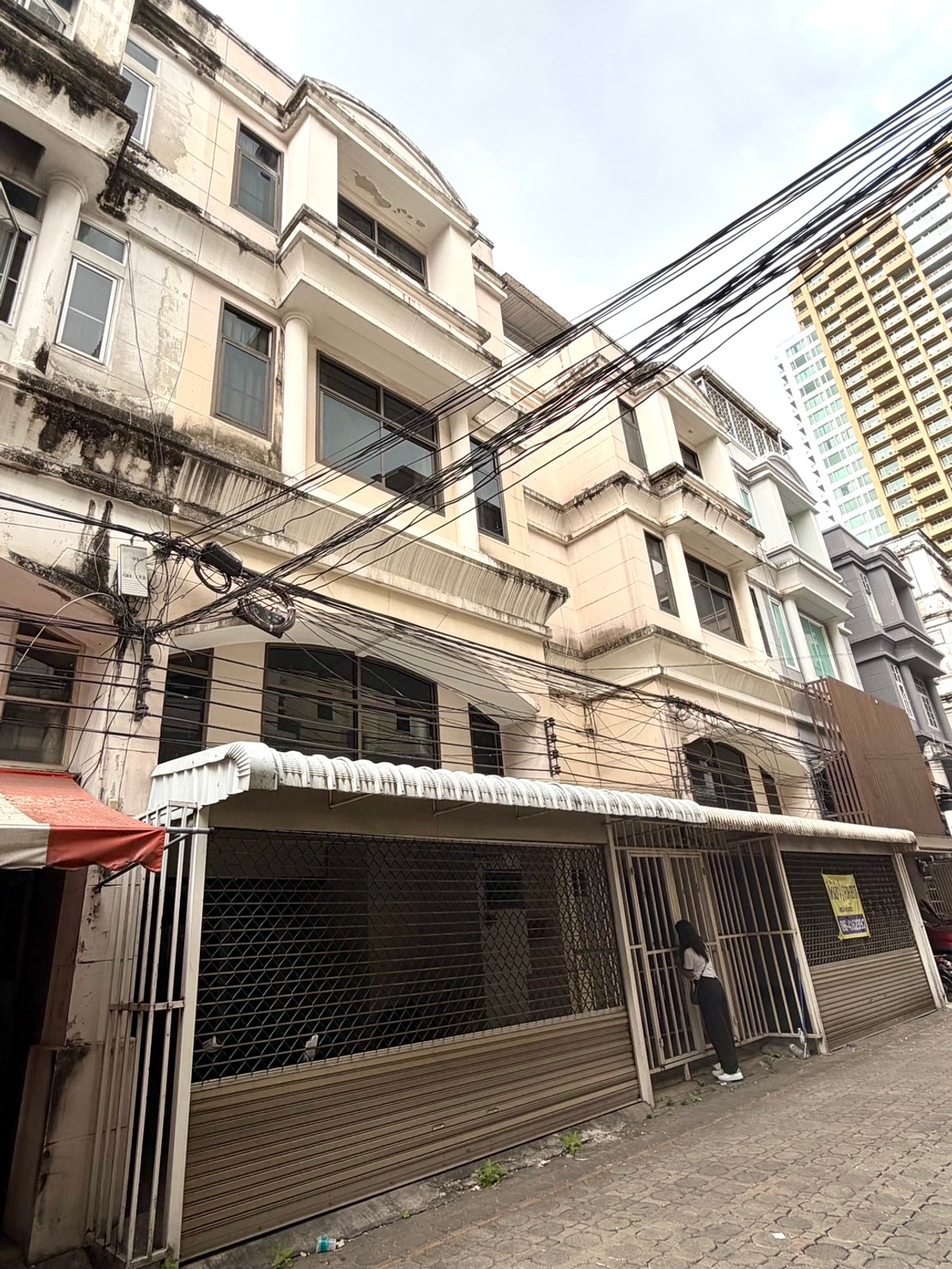 Townhome Sukhumvit 39 900m from BTS Prompong: 4+1 Fl 50 sqwah 800sqm. 8.5rooms 7 bath 180,000/mth Am: 0656199198