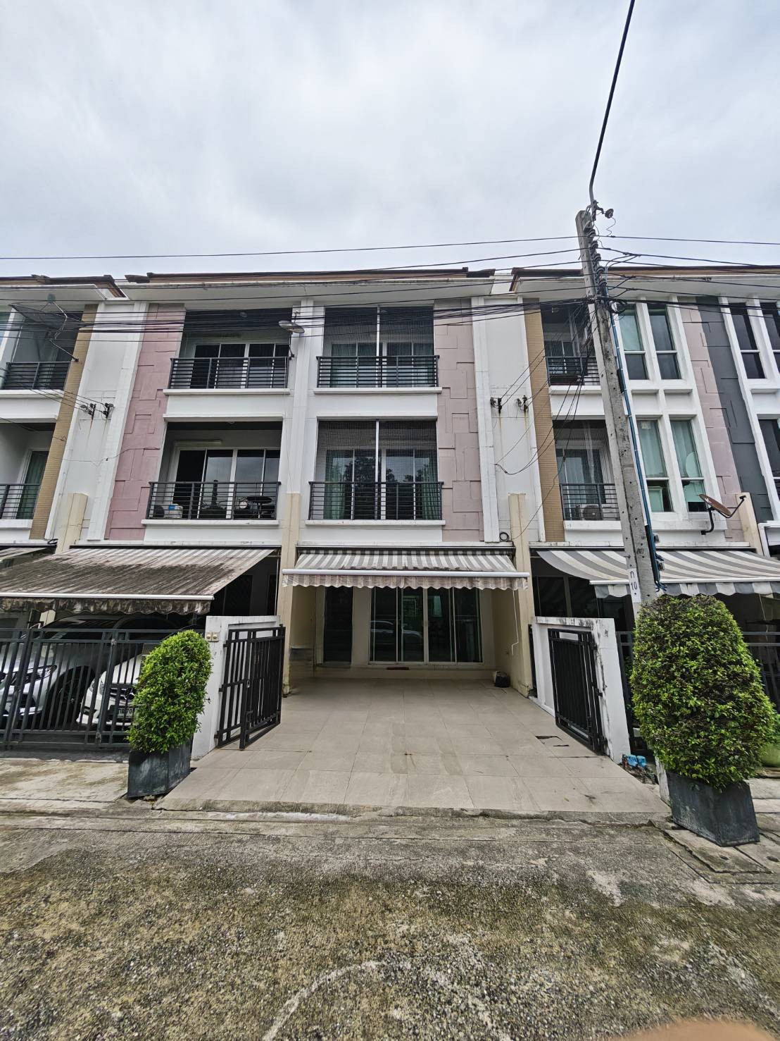 For rent, best price, in the middle of the city, Srinakarin, ssense, Soi Srinakarin 46/1, near Paradise Park, next to the Yellow Line, Sri Nuch Station. Suitable for office and company registration. Quick reply 0649742441