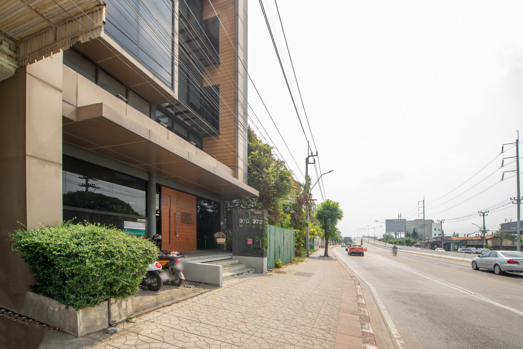 For sale: 6-story home office unit in a prime location on Sukhaphiban 5 main road. Ideal for business or office use. Size: 54 sq.wa. – รูปที่ 3