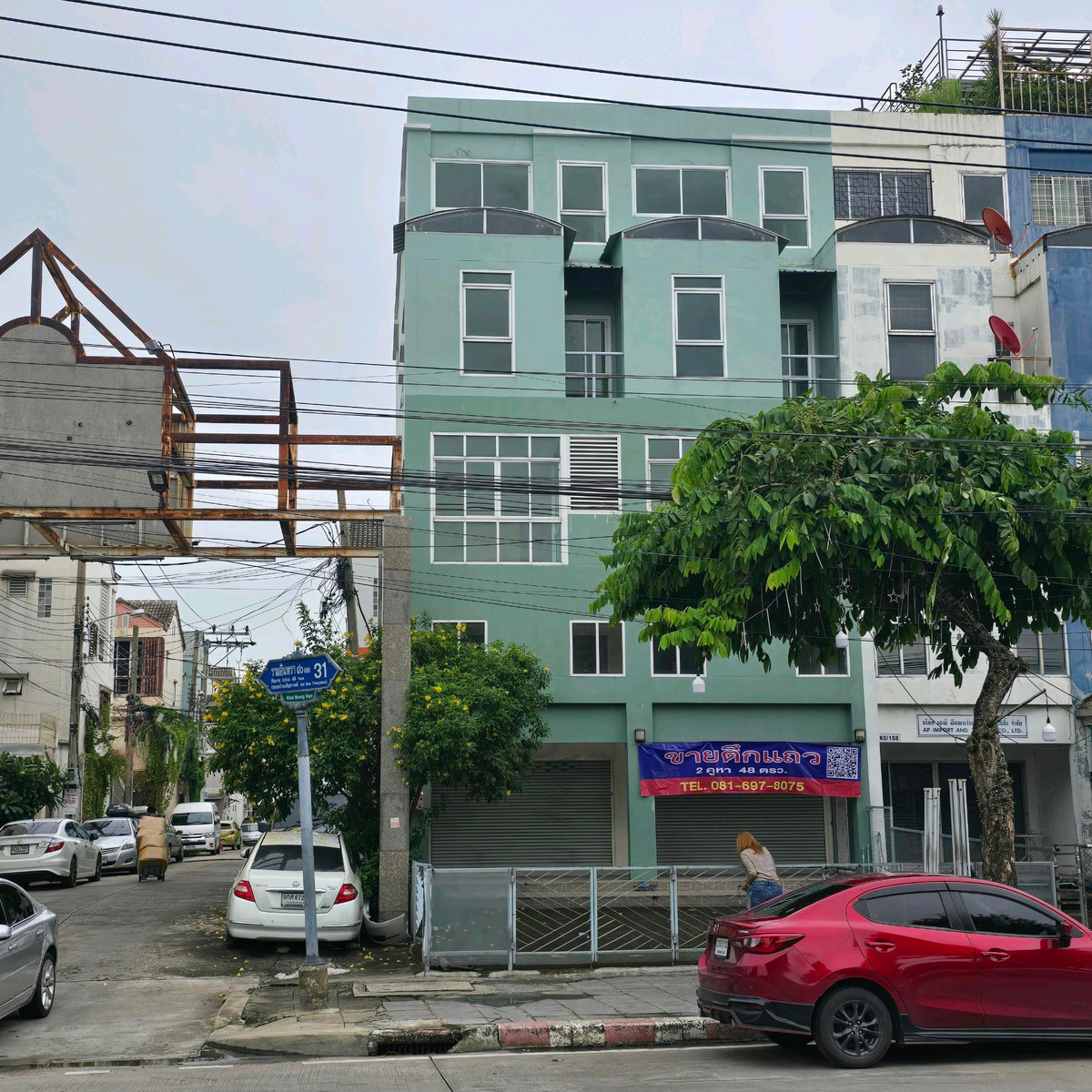 Commercial building for sale, 2 units, next to the road. Commercial building for sale, 2 units, next to the road.