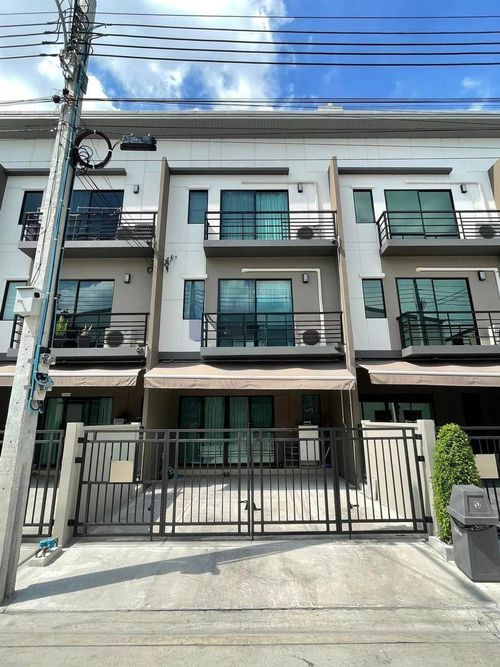 BEST DEAL! No houses directly opposite, brand new and ready to move in! 💥 Baan Klang Muang Srinakarin - Onnut / 3 Bedrooms (FOR SALE) FON269