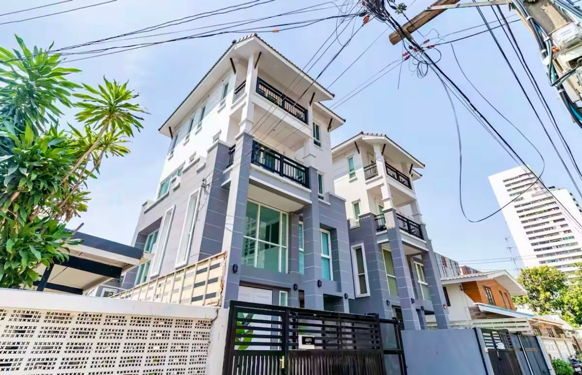 Townhome Pridi 31 near Ekkamai: 27sqwah 178sqm. 65,000/mth. Am: 0656199198