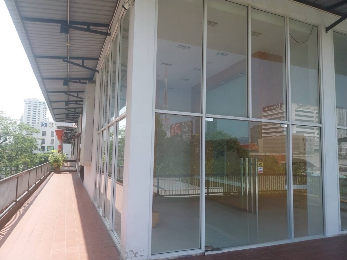 For rent, area 165 square meters, 2nd floor, Soi Sukhumvit 39, Phrom Phong, Bangkok. There is car parking. For rent, area 165 square meters, 2nd floor, Soi Sukhumvit 39, Phrom Phong, Bangkok. There is car parking.