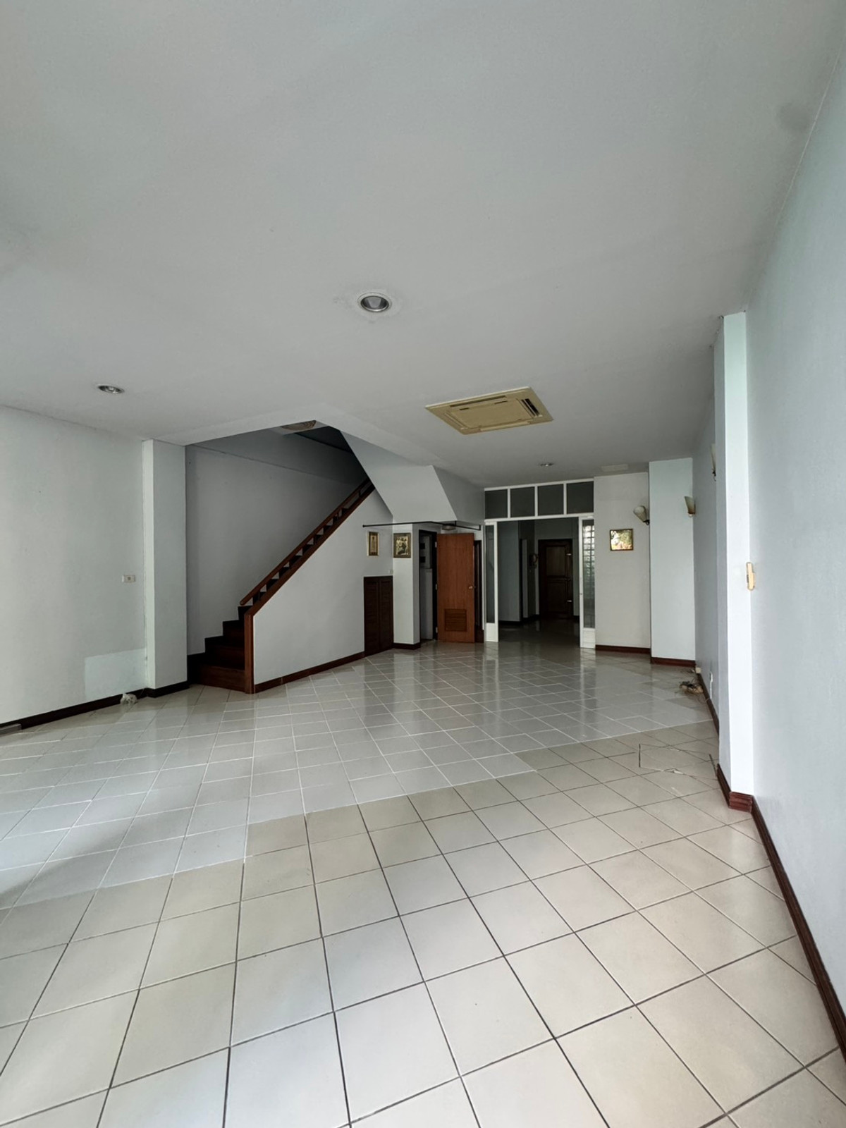 For rent, 4-story townhome, Thonglor Soi 7, usable area approximately 400 sq m. • Land 36 square wah • 6 bedrooms / office room • 4 bathrooms