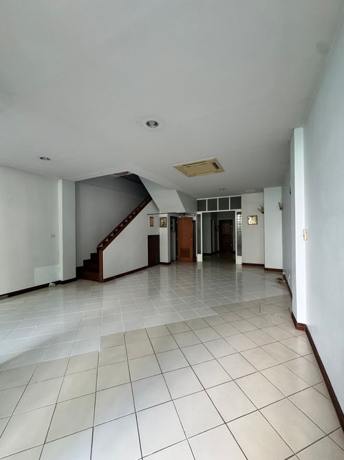 For rent, 4-story townhome, Thonglor Soi 7, usable area approximately 400 sq m. • Land 36 square wah • 6 bedrooms / office room • 4 bathrooms
