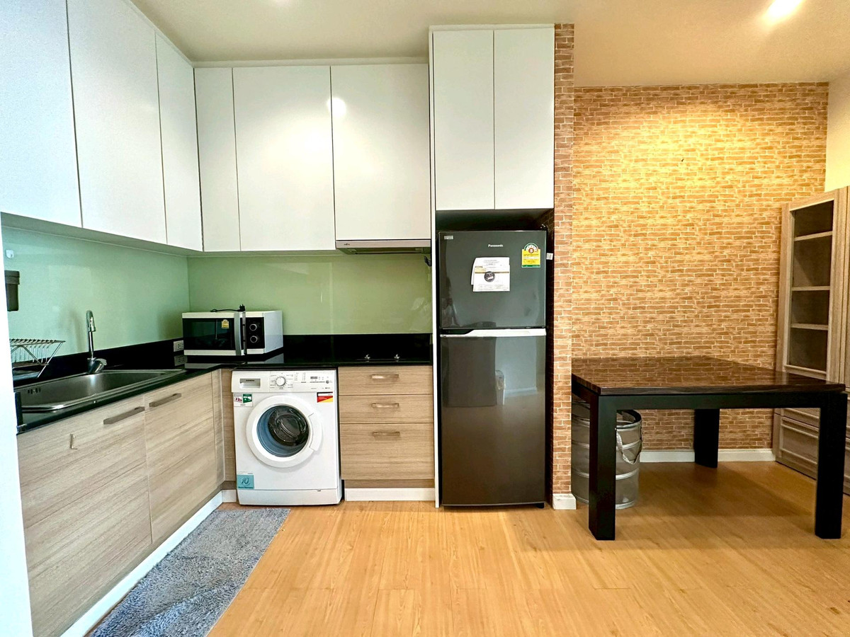 Condo for rent, 2 bedrooms, 1 bathroom, 40 sq m, high floor, beautiful view, Circle condominium 22,000. If interested, contact Khun An An 088-629-5479