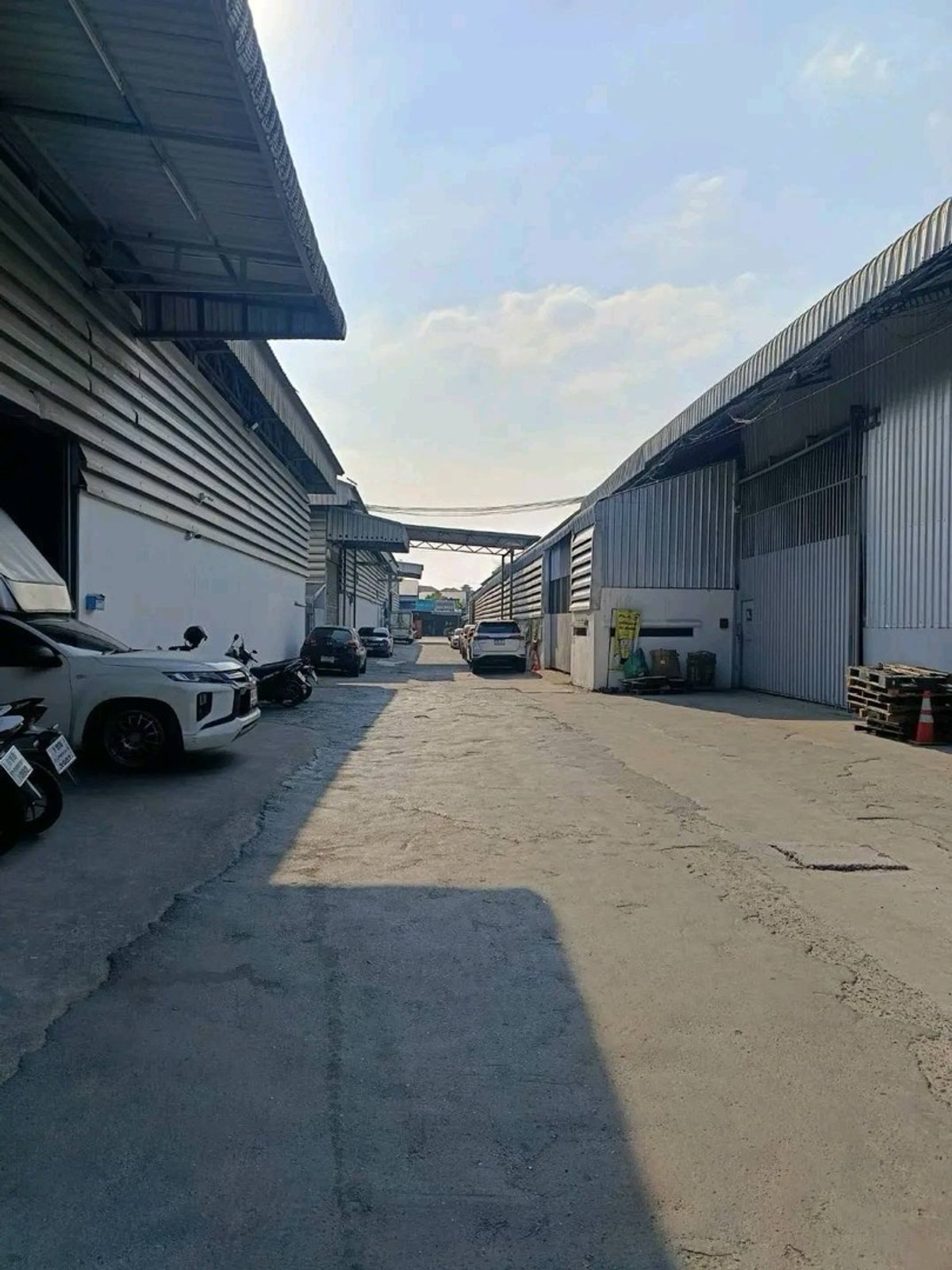 Large warehouse for rent, 580 sq m., Soi Nuanchan 21, Bueng Kum, Bangkok.
