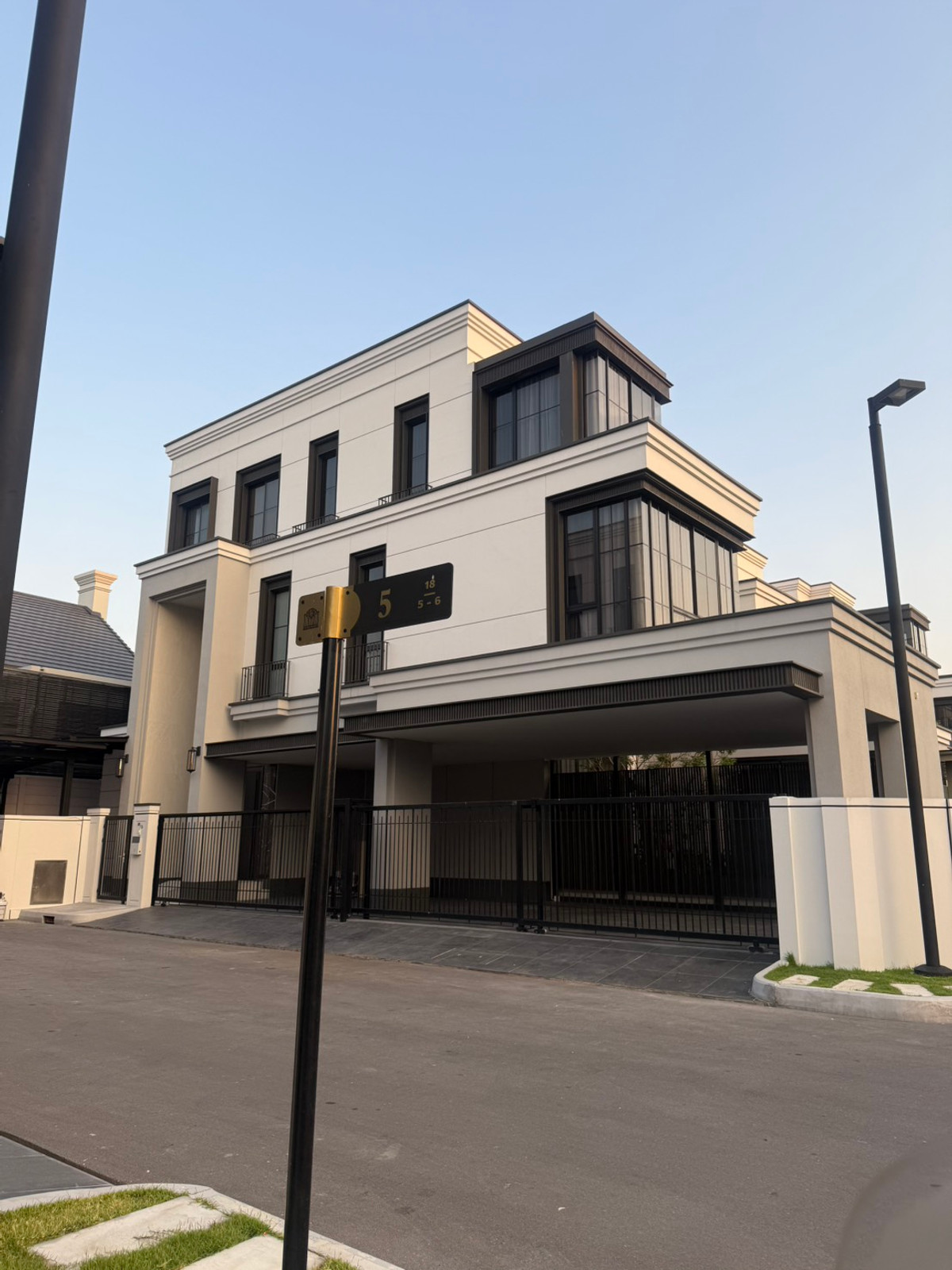 For sale with tenant, House Malton Gates Krungthep Kreetha, 5 bedrooms + 2 maid's rooms, near MRT Hua Mak. For sale with tenant, House Malton Gates Krungthep Kreetha, 5 bedrooms + 2 maid's rooms, near MRT Hua Mak.