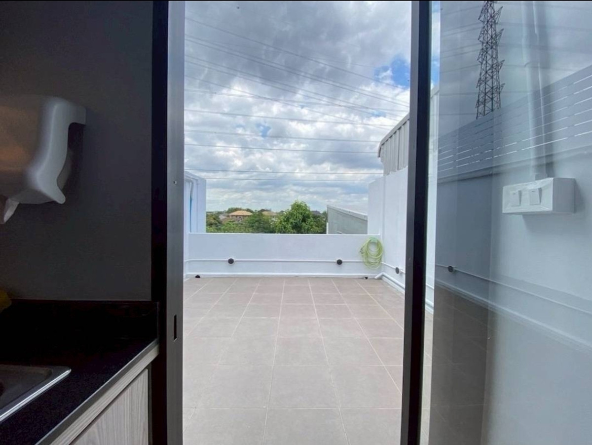Space for rent in a shophouse, only the 4th floor, size 80 sq m., fully furnished, in a shophouse, good location on Phatthanakan Road, near Triam Udom Suksa School, Phatthanakan, suitable for businesses that do not focus on storefronts, such as offices, s – รูปที่ 4