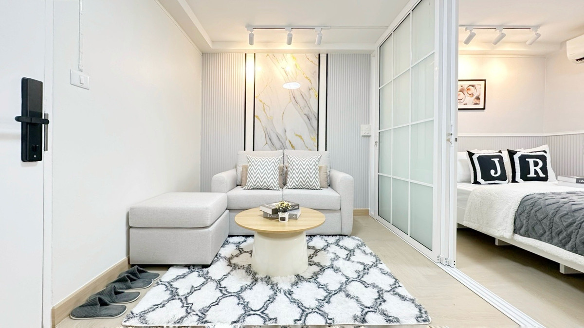 >>Regent Ratchada Tower<< Condo in Sutthisan area, near MRT Sutthisan, only 3 minutes, near BTS Saphan Khwai, only 8 minutes, lots of places to eat! Newly decorated, fully furnished with electrical appliances.