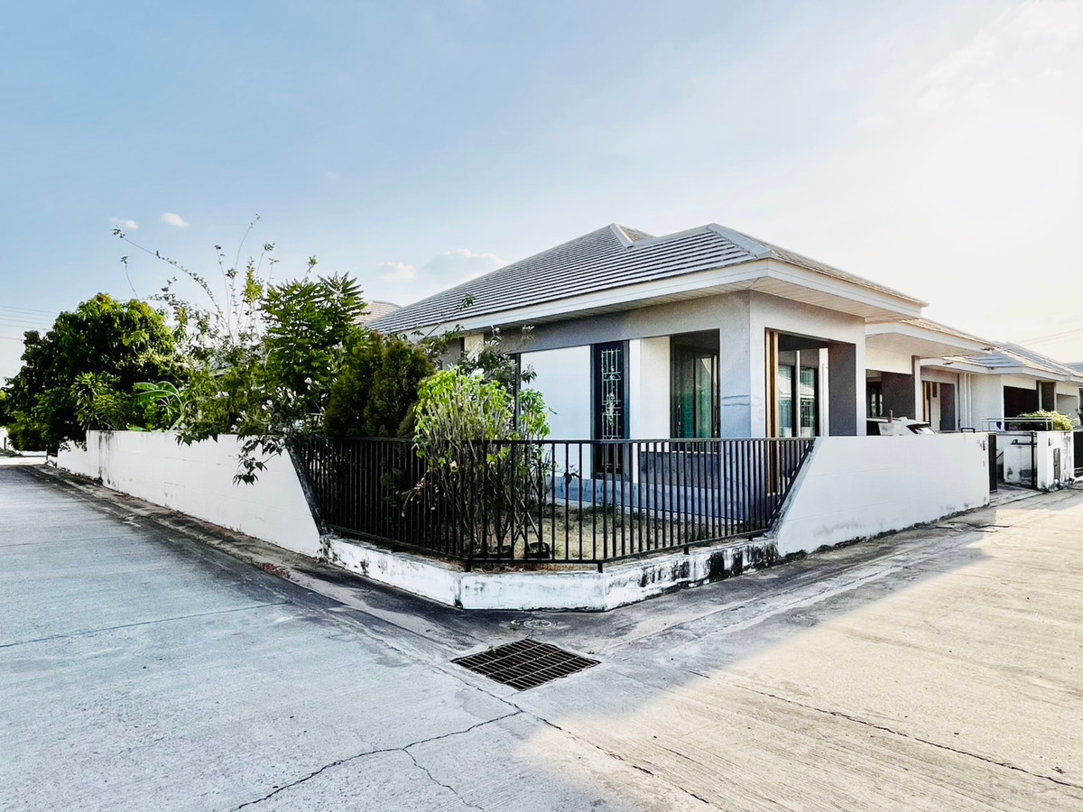 Single house on the corner, beautiful house, wide area, 3 bedrooms, 2 bathrooms, fully furnished!! Live comfortably, peacefully, very private!