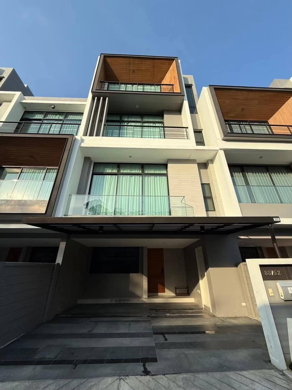 ให้เช่า ทาวน์โฮม 3.5 ชั้น ให้เช่า ทาวน์โฮม 3.5 ชั้น