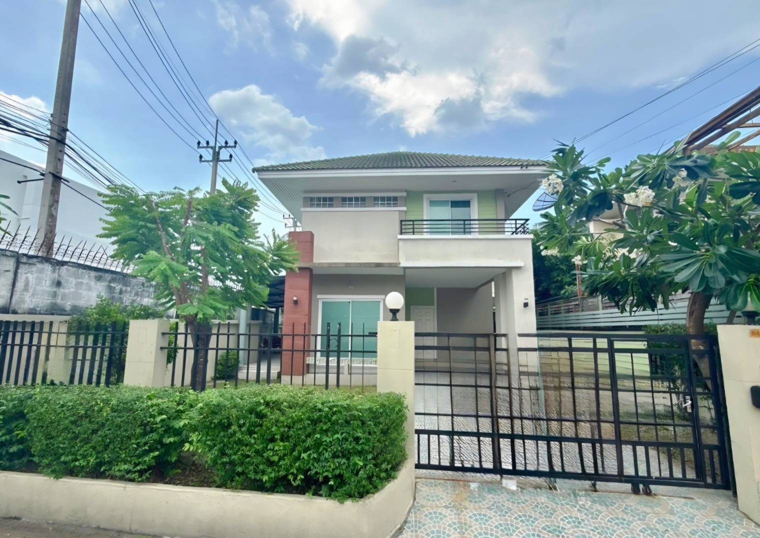 ให้เช่าบ้านเดี่ยว ดิเอมเมอรัล การ์เด้น &amp; สปอร์ตคลับ ใกล้ สัมมากร เพลส ราชพฤกษ์ เพียง 1 นาที