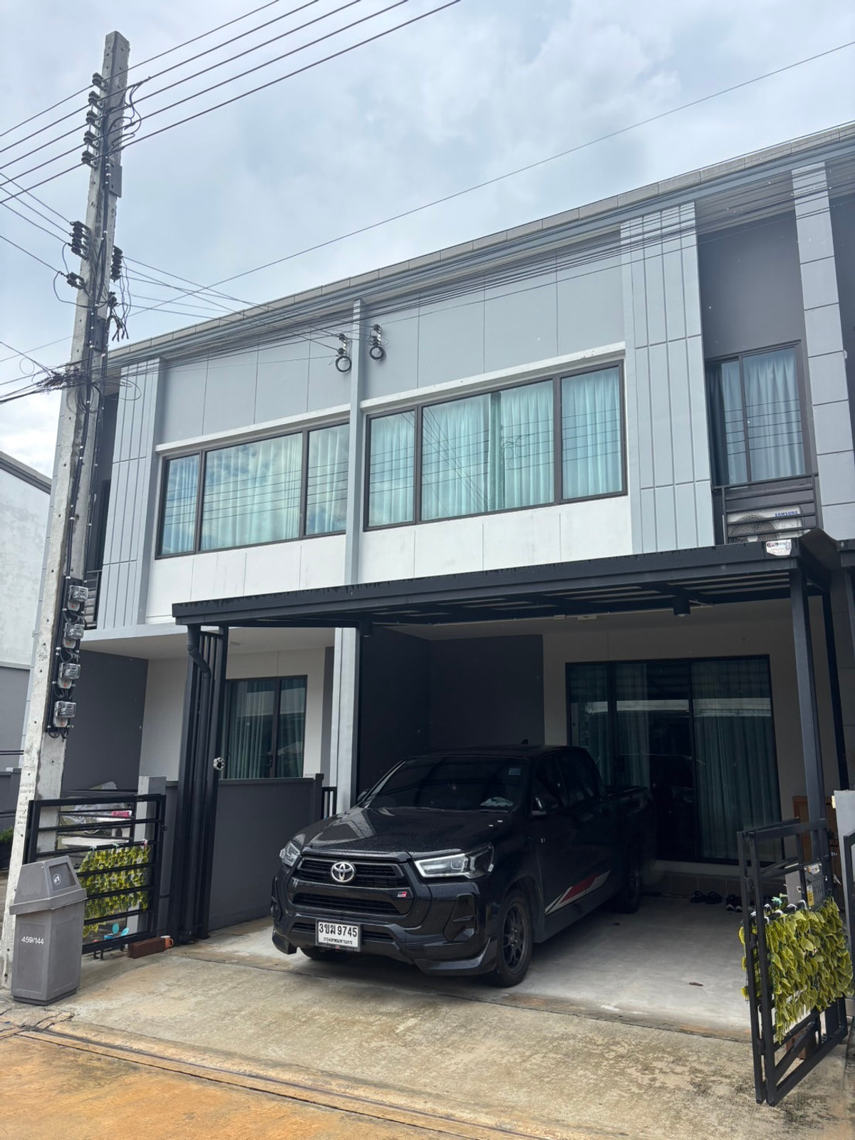 ขายทาวน์เฮาส์ 2 ชั้น รวมเฟอร์นิเจอร์ เครื่องใช้ไฟฟ้าทั้งหมด  ทำเลดี ซอยมังกร ใกล้ตลาด ทางด่วน 3 ห้องนอน 2 ห้องน้ำ – รูปที่ 2