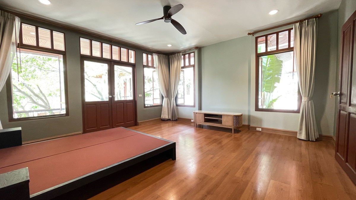 For rent: Thai-Modern Pool Villa in the heart of Ekkamai 10, on 620 sq m of land, 4 bedrooms, 5 bathrooms, suitable for living or doing business. – รูปที่ 2