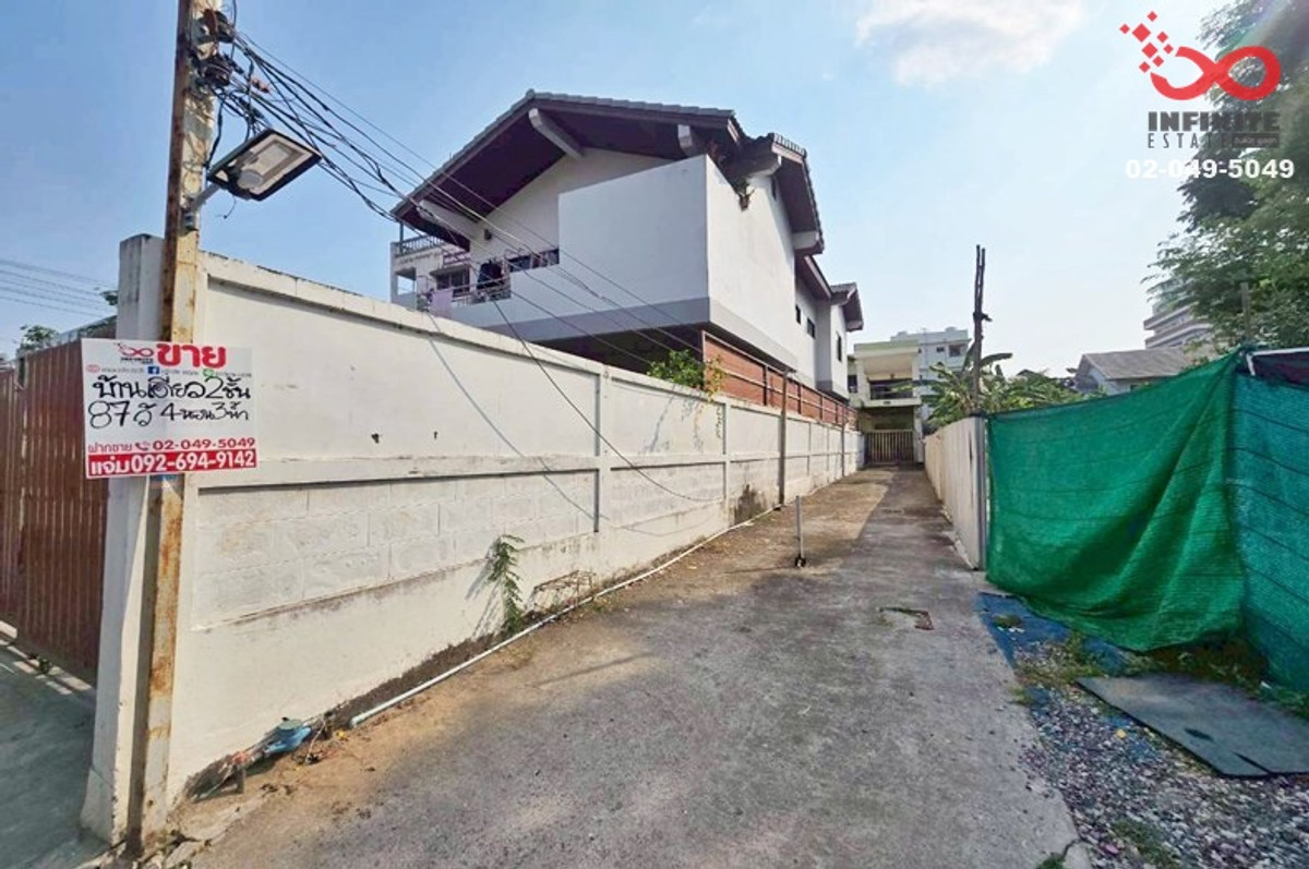 2-story detached house for sale, 87 sq m., Soi Srinakarin 5, Bang Kapi, near MRT Sri Kritha, selling cheap. 2-story detached house for sale, 87 sq m., Soi Srinakarin 5, Bang Kapi, near MRT Sri Kritha, selling cheap.